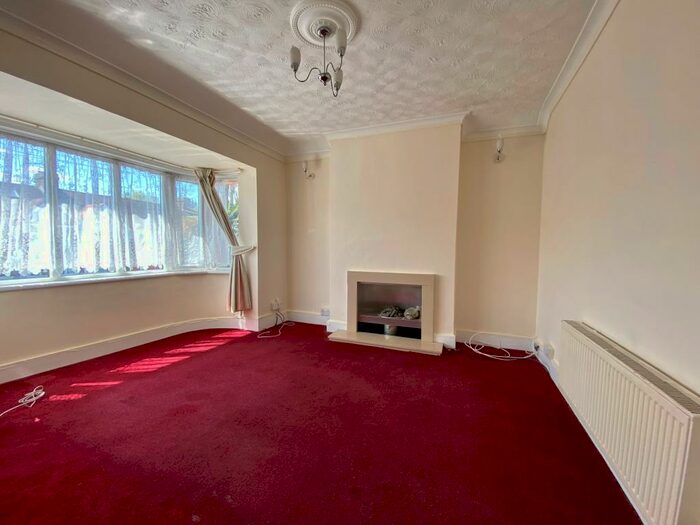 3 Bedroom Flat To Rent In Hollywood Road, Chingford, E4