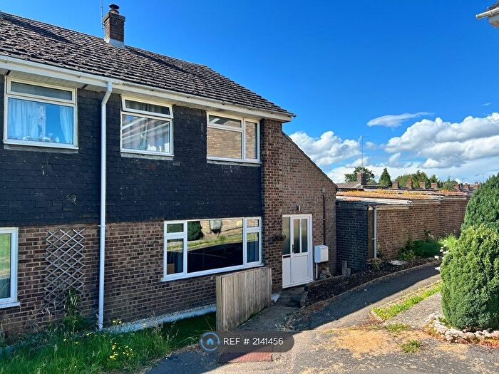 4 Bedroom Semi-Detached House To Rent In Farmers Close, Witney, OX28