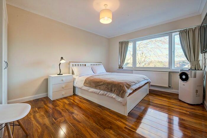 2 Bedroom Flat To Rent In Vera Avenue, Grange Park N21