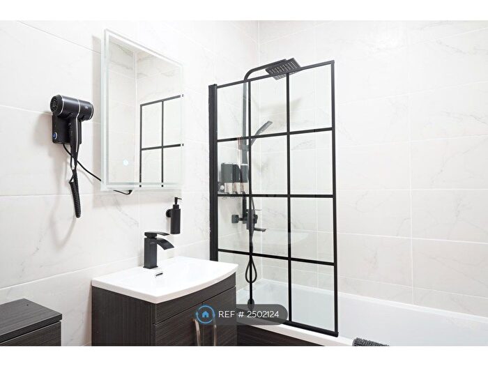 1 Bedroom Flat To Rent In Tudor House, Brighouse, HD6
