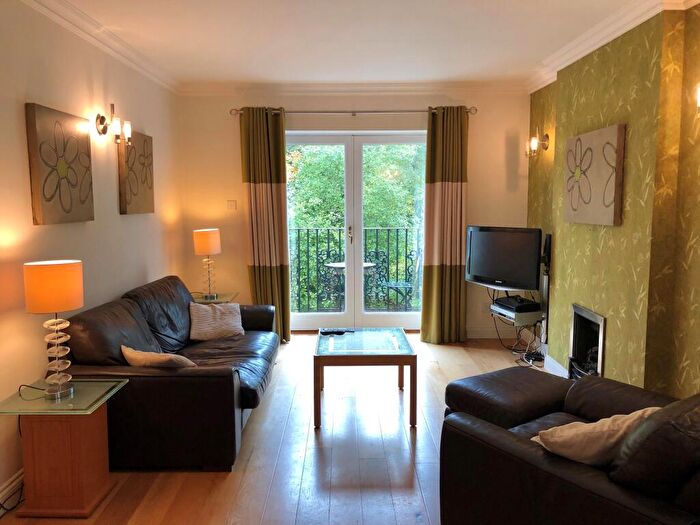 2 Bedroom Flat To Rent In Quarry Dene, Weetwood, Leeds, LS16