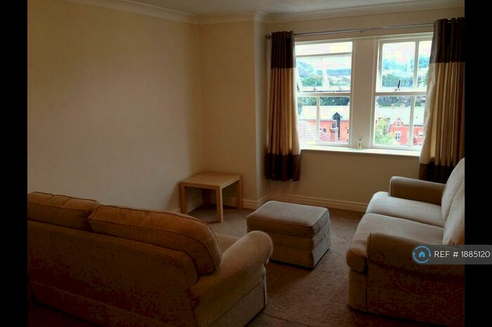 2 Bedroom Flat To Rent In Kirkstall Lane, Leeds, LS5