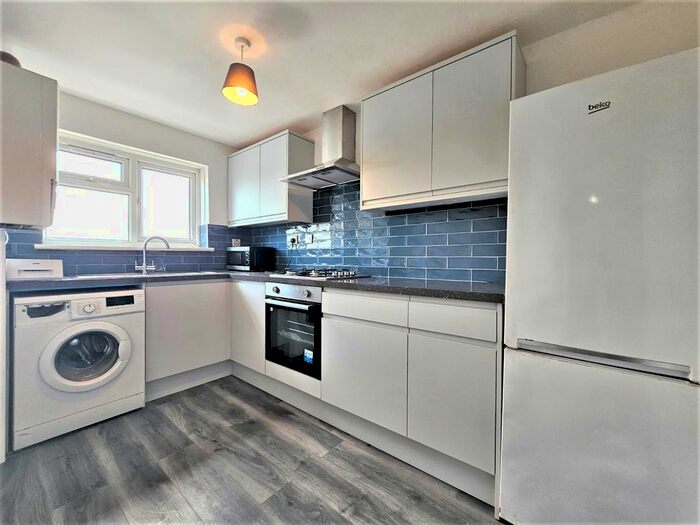 2 Bedroom Flat To Rent In Trefusis Court, Bathroad, Cranford, TW5
