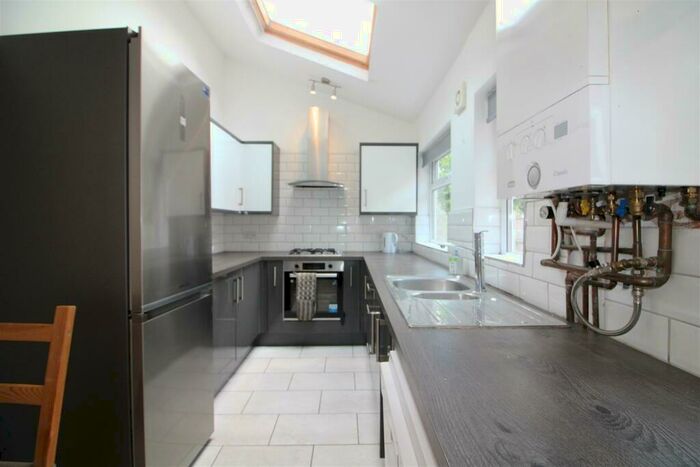 5 Bedroom House To Rent In Cycle Road, Nottingham, NG7