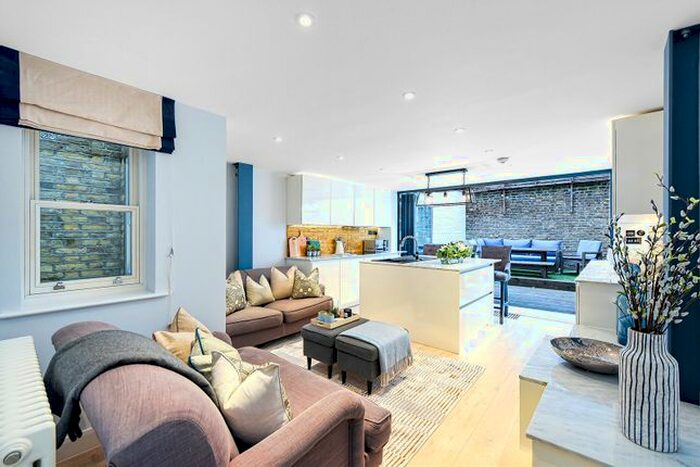 2 Bedroom Flat To Rent In Hopgood Street, Shepherds Bush, London, W12