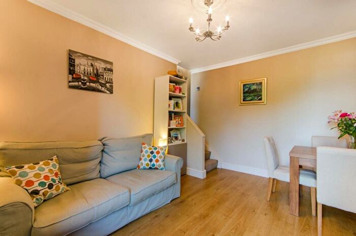 1 Bedroom Flat To Rent In Minster Road, West Hampstead, London, NW2