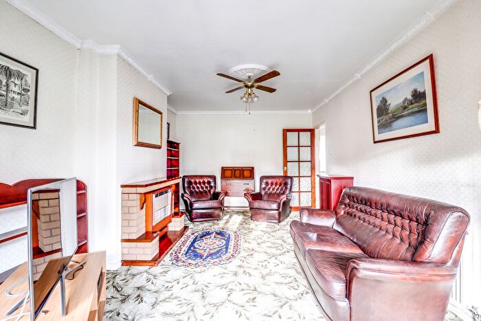 2 Bedroom Semi-Detached Bungalow For Sale In Clifton Avenue, Benfleet, SS7