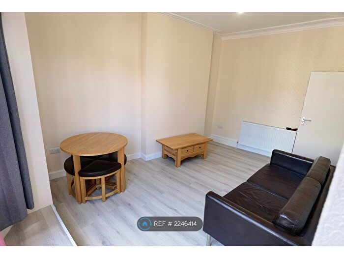 4 Bedroom Flat To Rent In Pen-Y-Lan Road, Cardiff, CF24