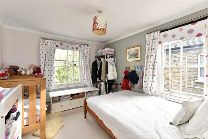 2 Bedroom Flat For Sale In Rosenau Road, SW11
