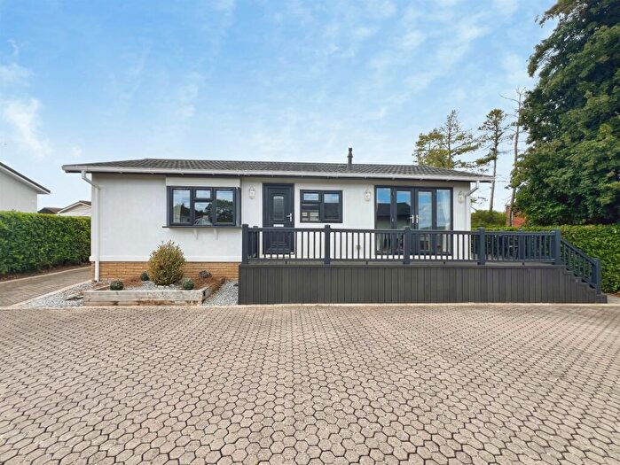 2 Bedroom Park Home For Sale In Aston Cantlow, Stratford-Upon-Avon, CV37