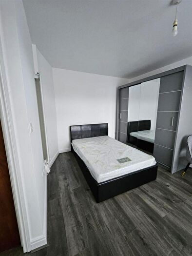 House To Rent In North Circular Road, London, N13