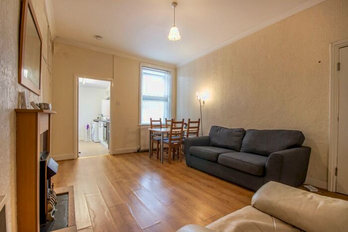3 Bedroom Flat To Rent In Helmsley Road, Newcastle Upon Tyne, Tyne And Wear, NE2