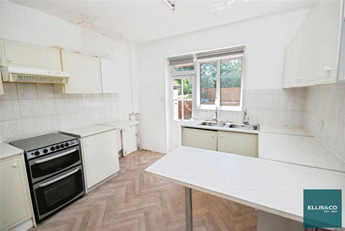 3 Bedroom Detached House For Sale In Haslemere Avenue, Hendon, NW4