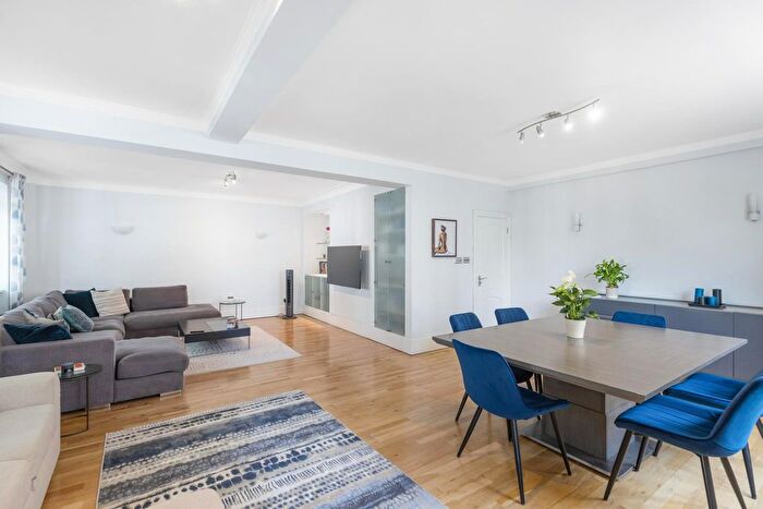 3 Bedroom Flat To Rent In Pembroke Road, Kensington, London, W8