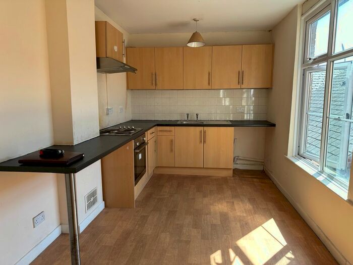 2 Bedroom Flat To Rent In Station Road, Taunton, Somerset, TA1