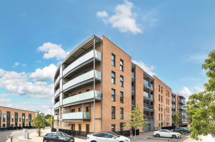 2 Bedroom Flat For Sale In Blueberry Court, Broadis Way, Rainham, RM13