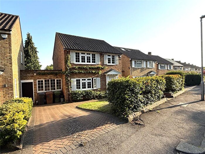 3 Bedroom Link Detached House For Sale In Church Road, Potters Bar, Hertfordshire, EN6