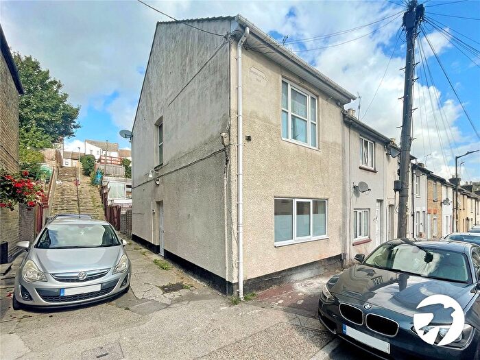 1 Bedroom Flat To Rent In Castle Road, Chatham, Kent, ME4