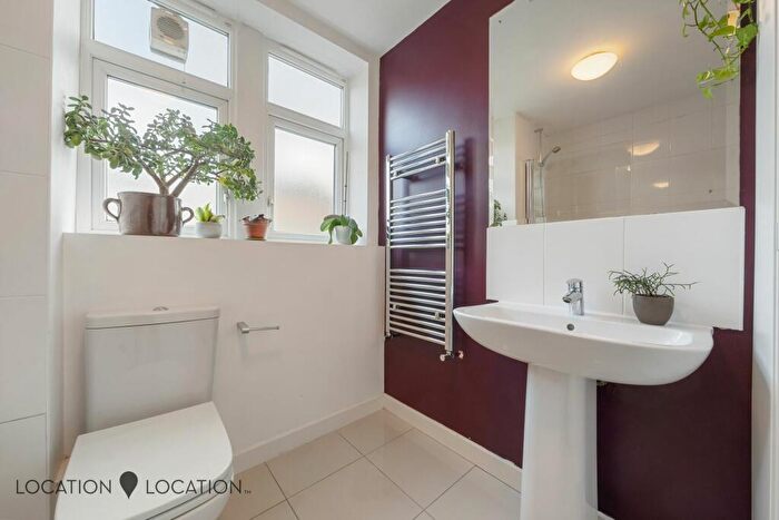 2 Bedroom Flat For Sale In Darville Road, London, N16