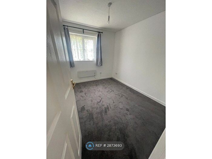 2 Bedroom Flat To Rent In Maybury Close, Loughton, IG10