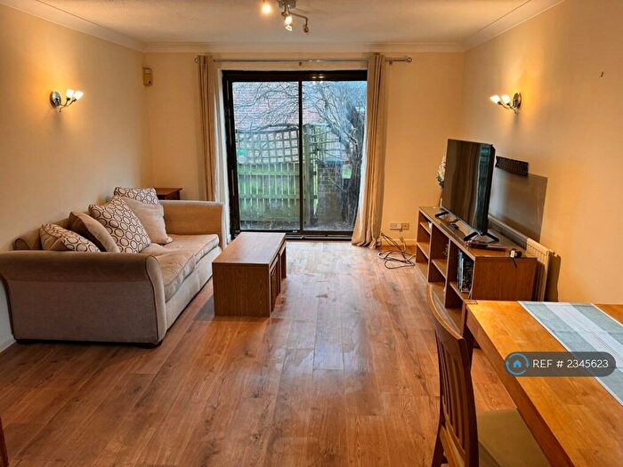 2 Bedroom Flat To Rent In Cedar Court, Manchester, M14