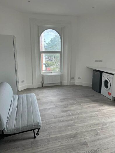 Studio To Rent In High Street, Acton, W3