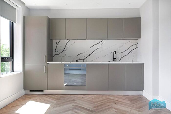 2 Bedroom Apartment To Rent In Squires Lane, London, N3