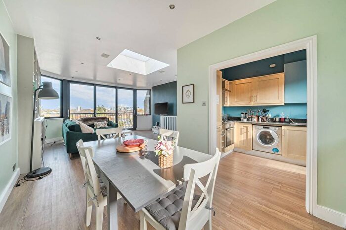 2 Bedroom Flat For Sale In Lavender Hill, Clapham, London, SW11