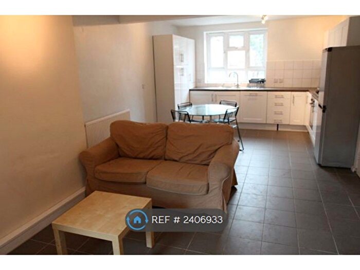3 Bedroom Flat To Rent In Browning House, London, N16