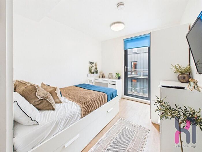 Flat To Rent In Chapel Street, Salford, M3