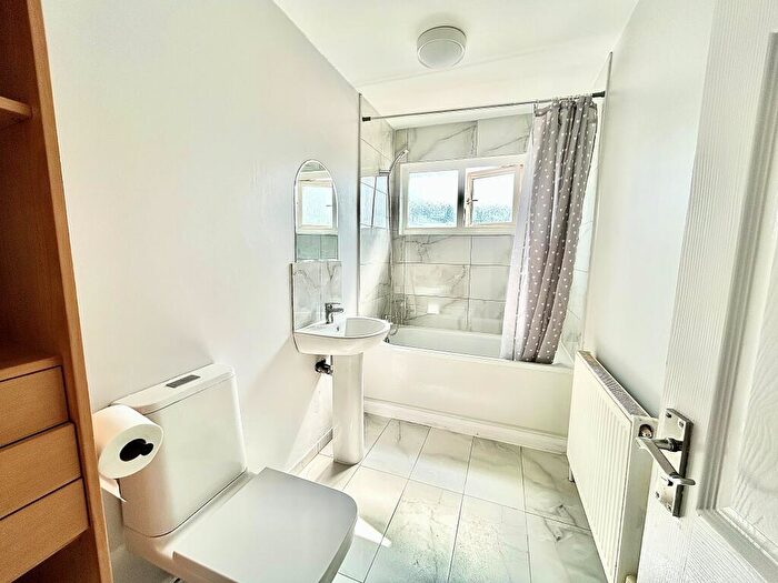 2 Bedroom Maisonette To Rent In Villiers Close, Leyton, E10