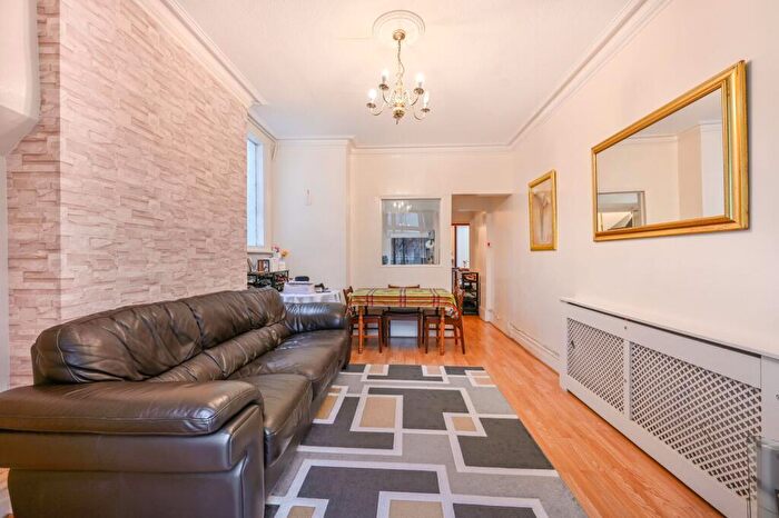 2 Bedroom Apartment For Sale In Linacre Road, London, NW2