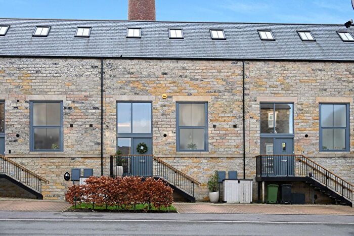 2 Bedroom Mews For Sale In Dyehouse Walk, Yeadon, Leeds, LS19