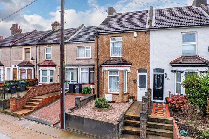 3 Bedroom End Of Terrace House For Sale In Springhead Road, Northfleet, Gravesend, DA11