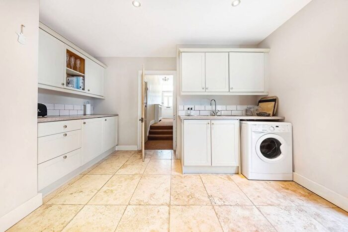 1 Bedroom Flat To Rent In Cargill Road, Earlsfield, London, SW18