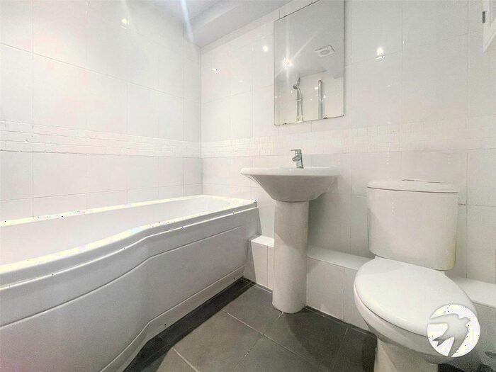 2 Bedroom Flat To Rent In New Road, Chatham, Kent, ME4