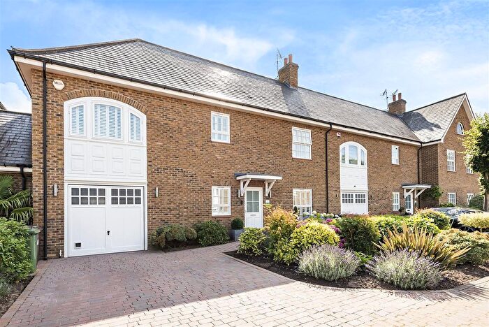 3 Bedroom Property For Sale In The Stables, Aldenham, WD25