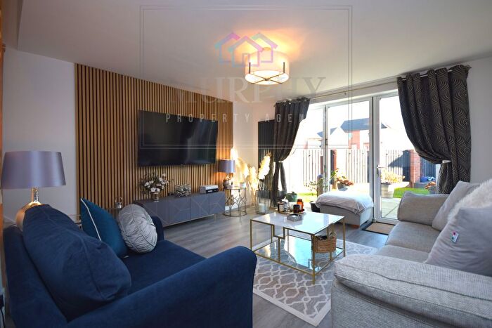 3 Bedroom Detached House For Sale In Park Hill Way, Wakefield, West Yorkshire, WF1