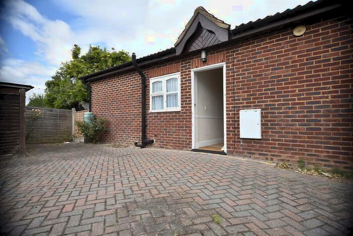 2 Bedroom Detached Bungalow To Rent In Rainham Road, Rainham, RM13