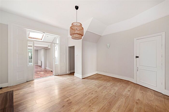 2 Bedroom Flat To Rent In Malwood Road, Clapham South, SW12