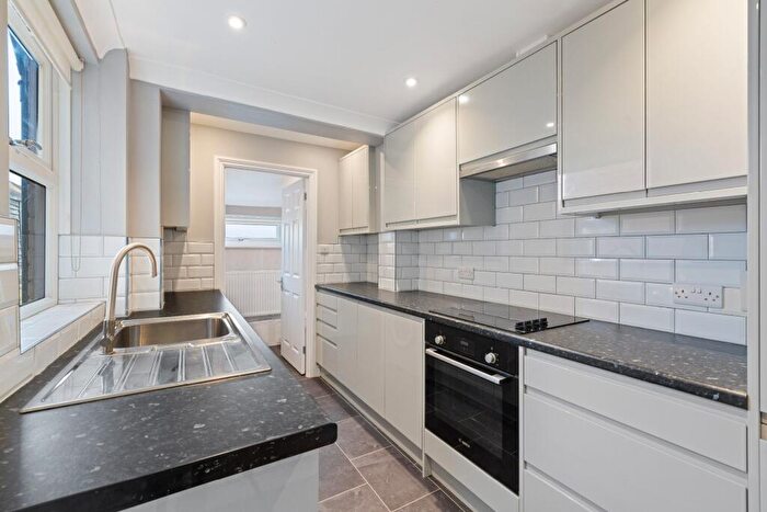 3 Bedroom Terraced House For Sale In Worplesdon Road, Guildford, GU2