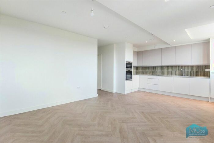 2 Bedroom Flat To Rent In Ballards Lane, Finchley Central, London, N3