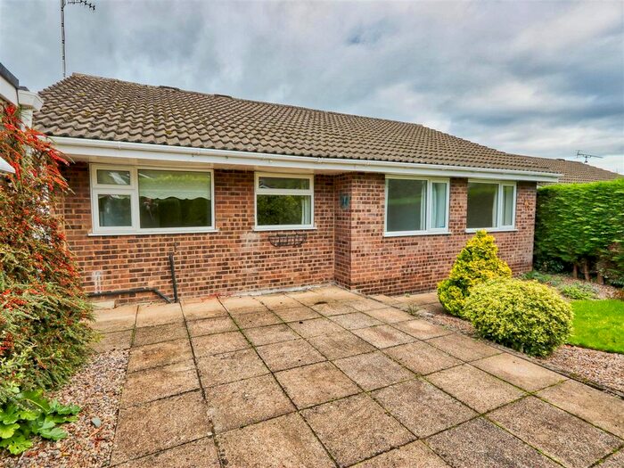 3 Bedroom Detached Bungalow To Rent In Snipe Close, Holymoorside, Chesterfield, Derbyshire, S42