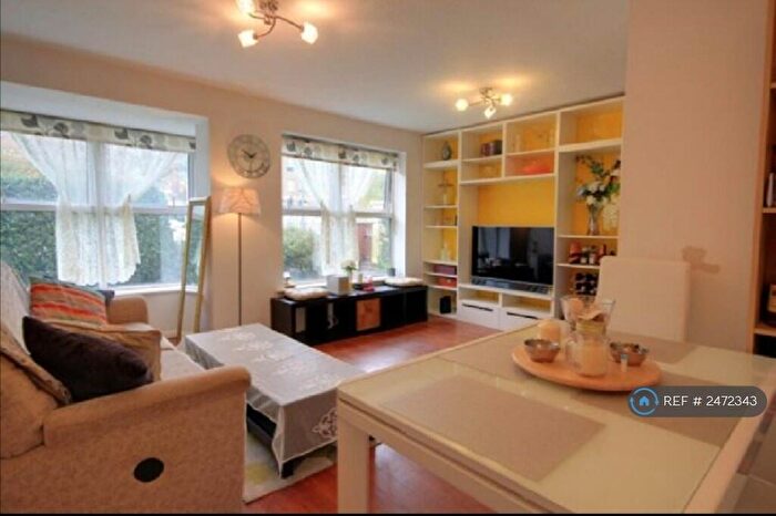 2 Bedroom Flat To Rent In Charles Place, Reading, RG1