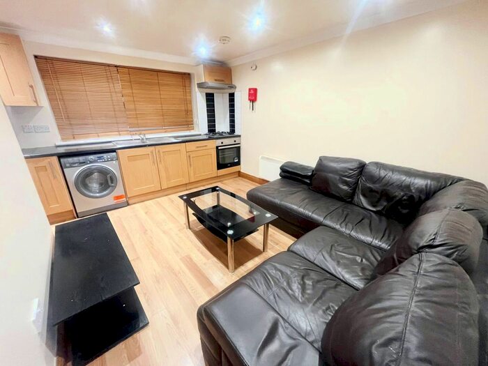 2 Bedroom Flat To Rent In High Street, Slough, SL1