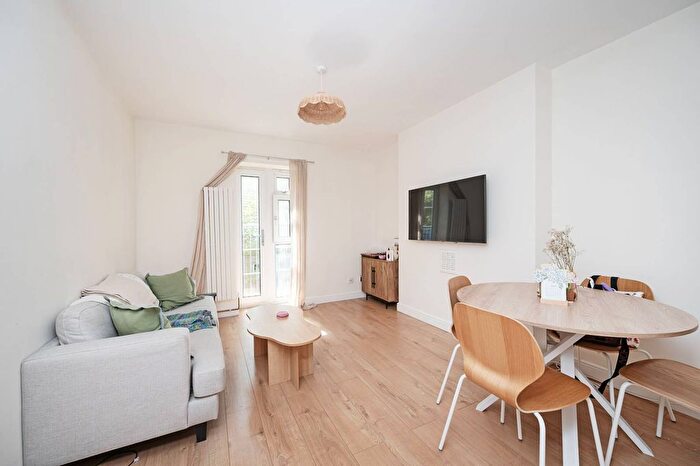 2 Bedroom Flat To Rent In Wolsey Street, Stepney, London, E1