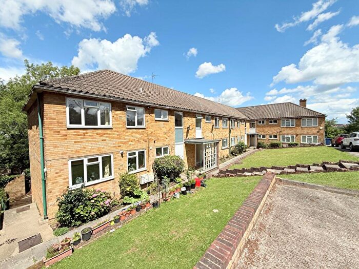 2 Bedroom Flat For Sale In York Road, New Barnet, EN5