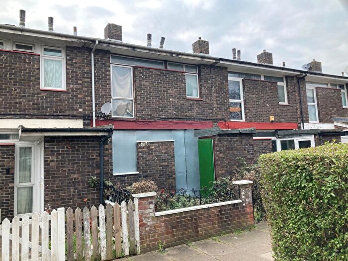 Semi Detached House For Sale In Birch Close, London, SE15