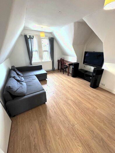 1 Bedroom Flat To Rent In Gravel Hill, London, N3