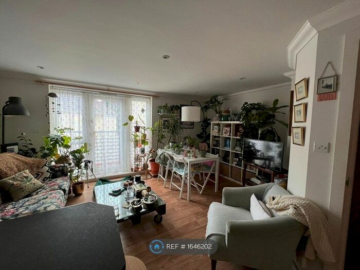 1 Bedroom Flat To Rent In Crest Court, Poole, BH15